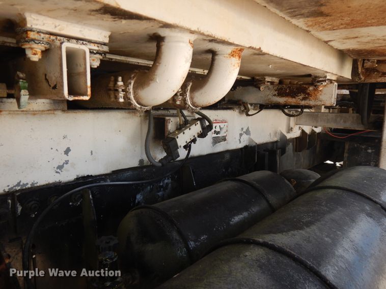 image for item IL9819 1999 Mack MR688S  concrete pump truck