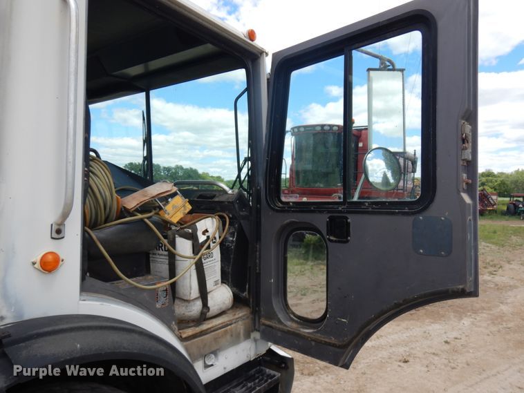 image for item IL9819 1999 Mack MR688S  concrete pump truck