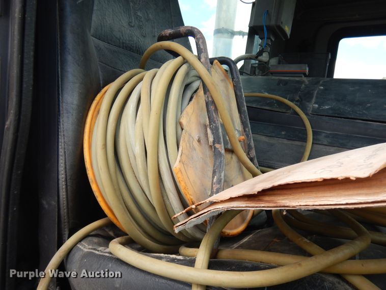 image for item IL9819 1999 Mack MR688S  concrete pump truck