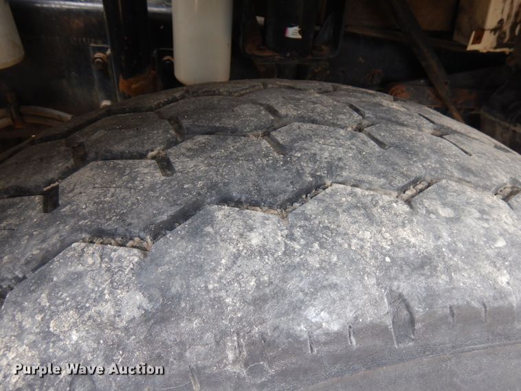 image for item IL9819 1999 Mack MR688S  concrete pump truck