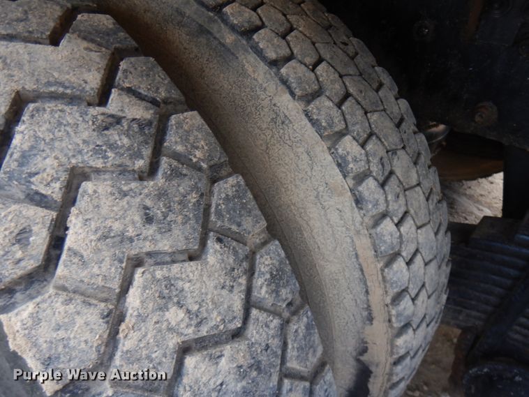 image for item IL9819 1999 Mack MR688S  concrete pump truck