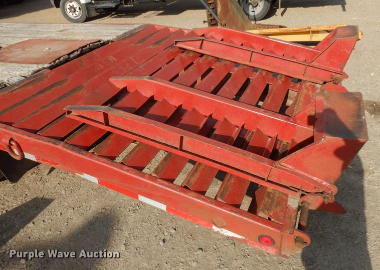 image for item IL9821 2005 Towmaster  equipment trailer