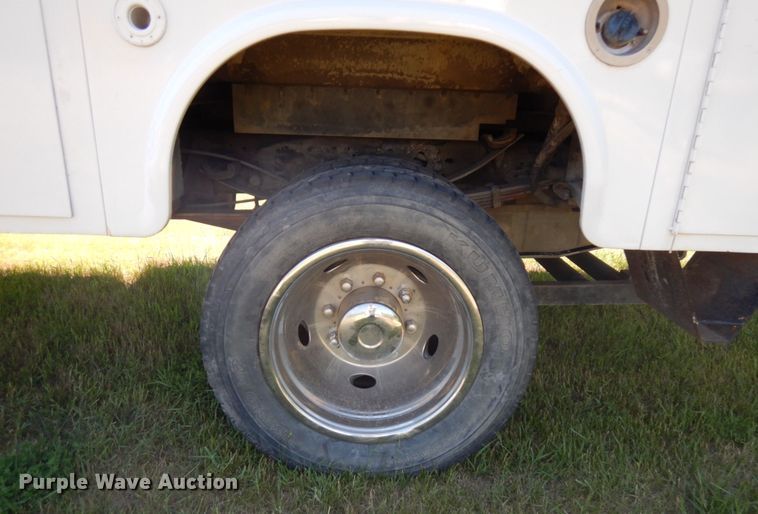 image for item IL9838 2002 Ford F450  bucket truck