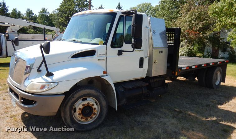 image for item IL9839 2008 International 4300  flatbed truck