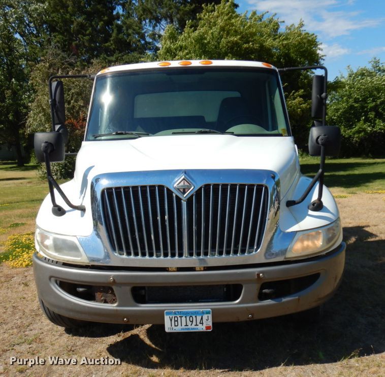 image for item IL9839 2008 International 4300  flatbed truck