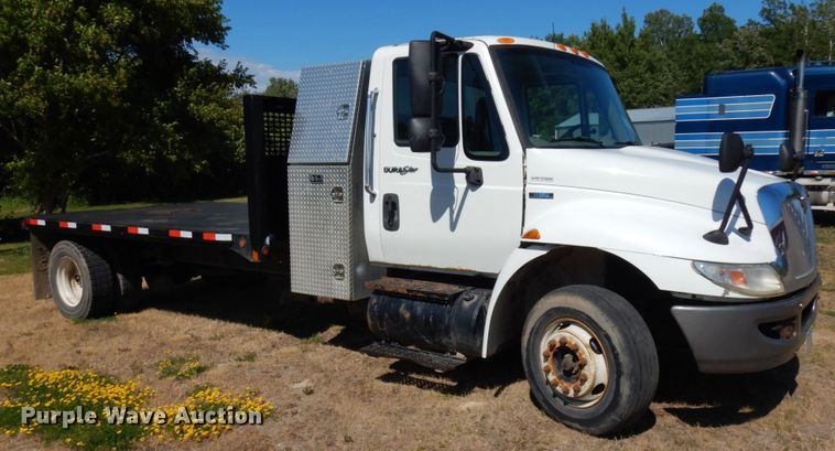 image for item IL9839 2008 International 4300  flatbed truck
