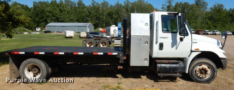 image for item IL9839 2008 International 4300  flatbed truck