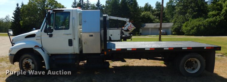 image for item IL9839 2008 International 4300  flatbed truck