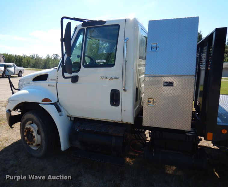 image for item IL9839 2008 International 4300  flatbed truck