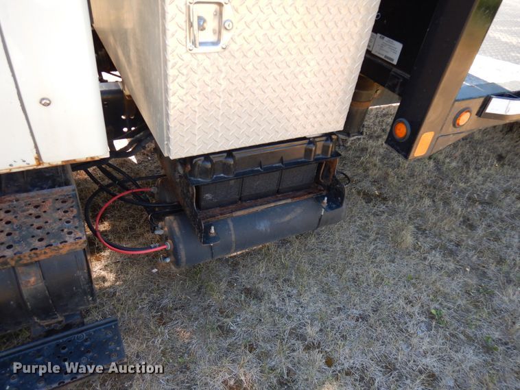 image for item IL9839 2008 International 4300  flatbed truck