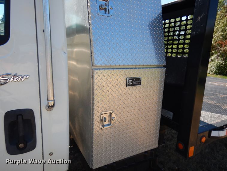 image for item IL9839 2008 International 4300  flatbed truck