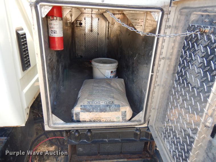 image for item IL9839 2008 International 4300  flatbed truck