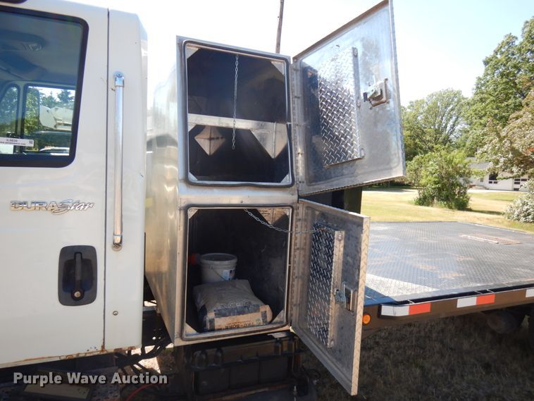 image for item IL9839 2008 International 4300  flatbed truck