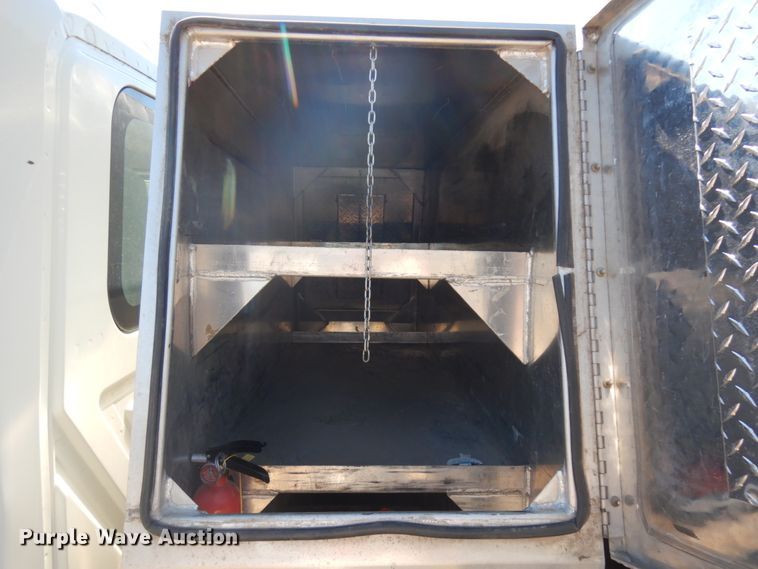 image for item IL9839 2008 International 4300  flatbed truck