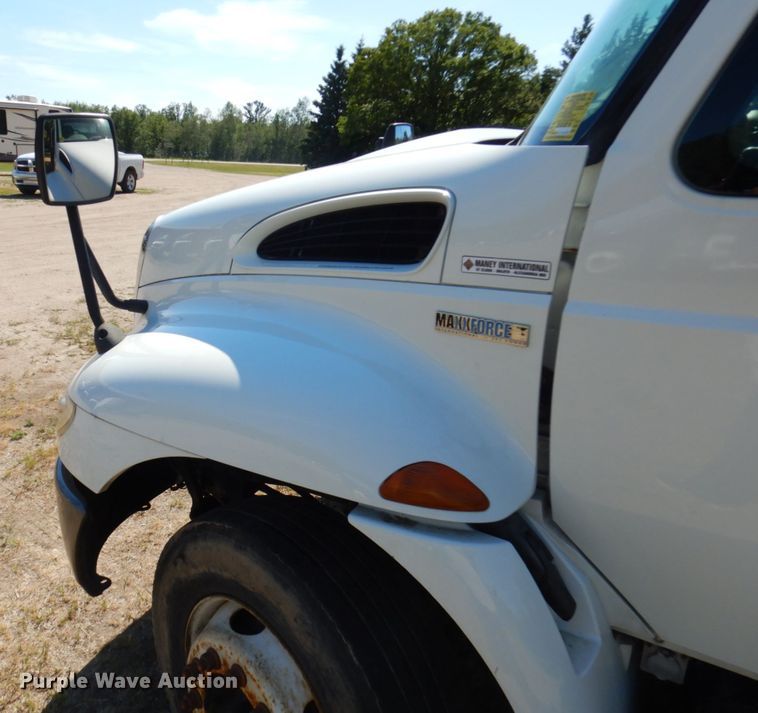 image for item IL9839 2008 International 4300  flatbed truck