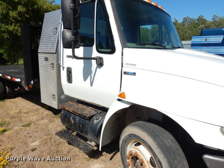 image for item IL9839 2008 International 4300  flatbed truck