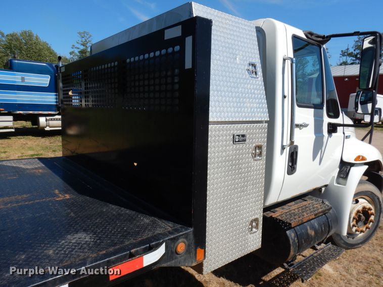 image for item IL9839 2008 International 4300  flatbed truck