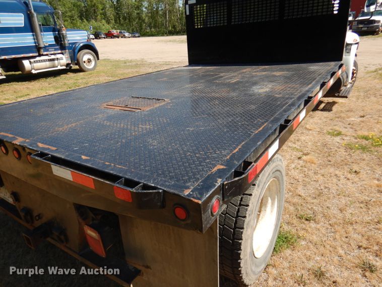 image for item IL9839 2008 International 4300  flatbed truck