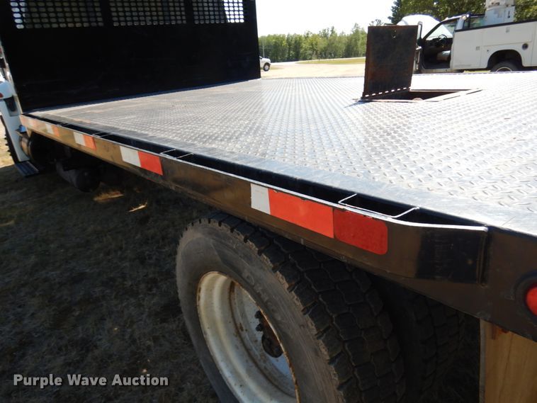 image for item IL9839 2008 International 4300  flatbed truck