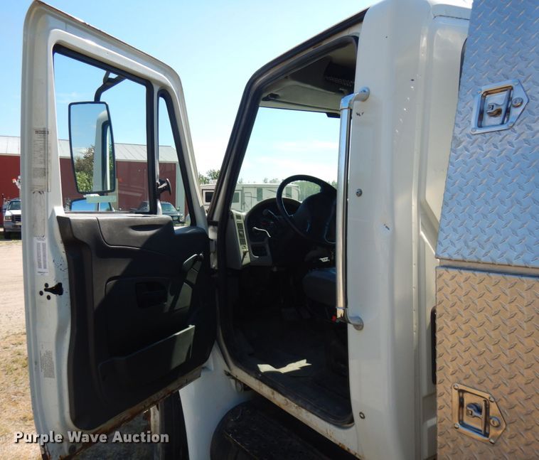 image for item IL9839 2008 International 4300  flatbed truck