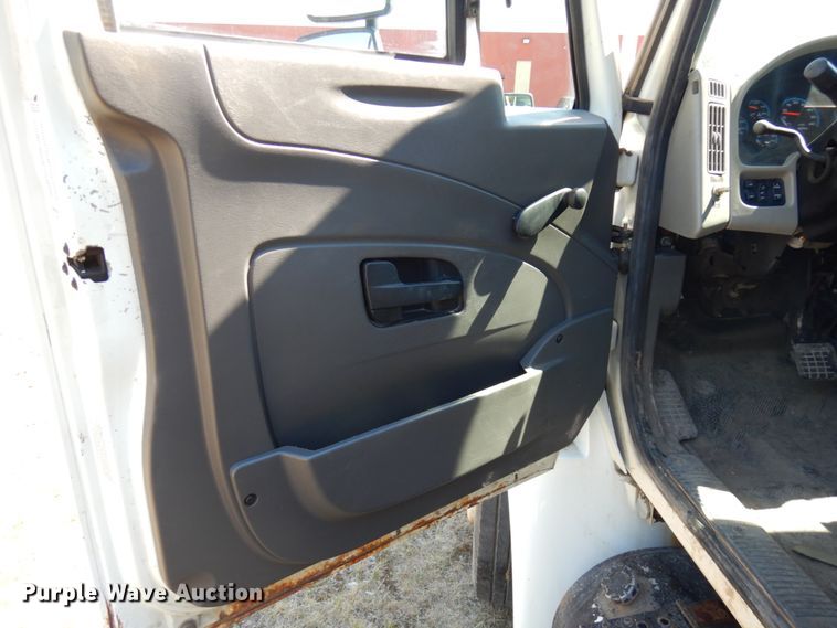 image for item IL9839 2008 International 4300  flatbed truck