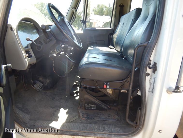 image for item IL9839 2008 International 4300  flatbed truck