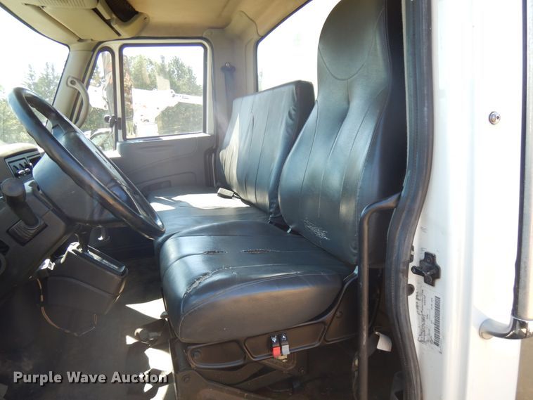 image for item IL9839 2008 International 4300  flatbed truck