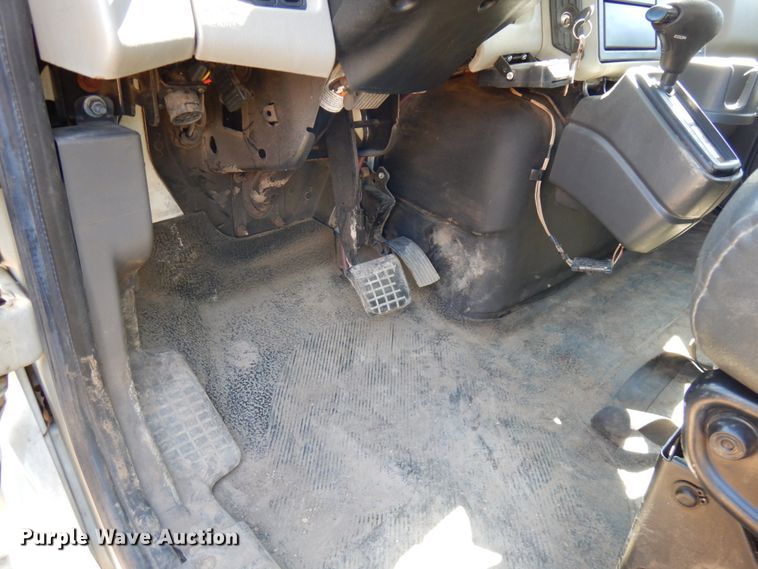 image for item IL9839 2008 International 4300  flatbed truck