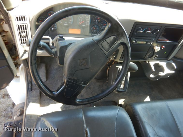 image for item IL9839 2008 International 4300  flatbed truck