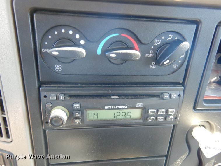 image for item IL9839 2008 International 4300  flatbed truck