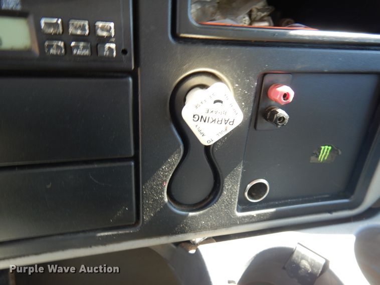 image for item IL9839 2008 International 4300  flatbed truck