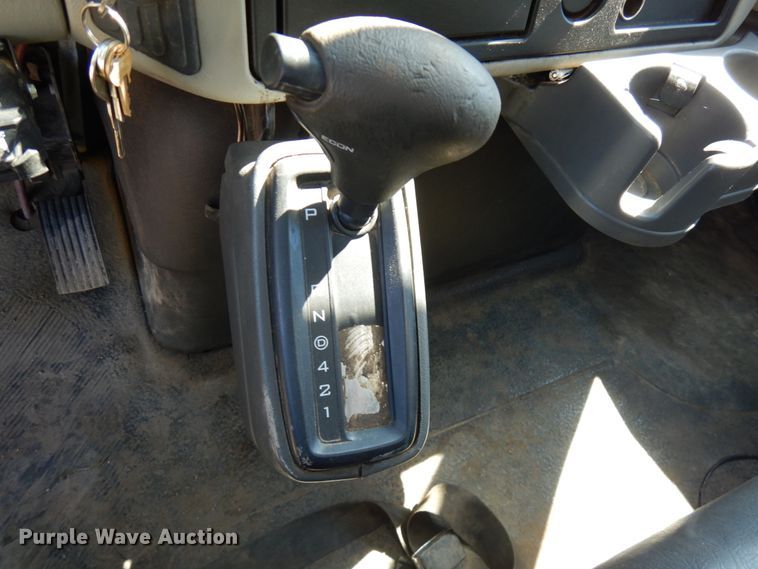 image for item IL9839 2008 International 4300  flatbed truck