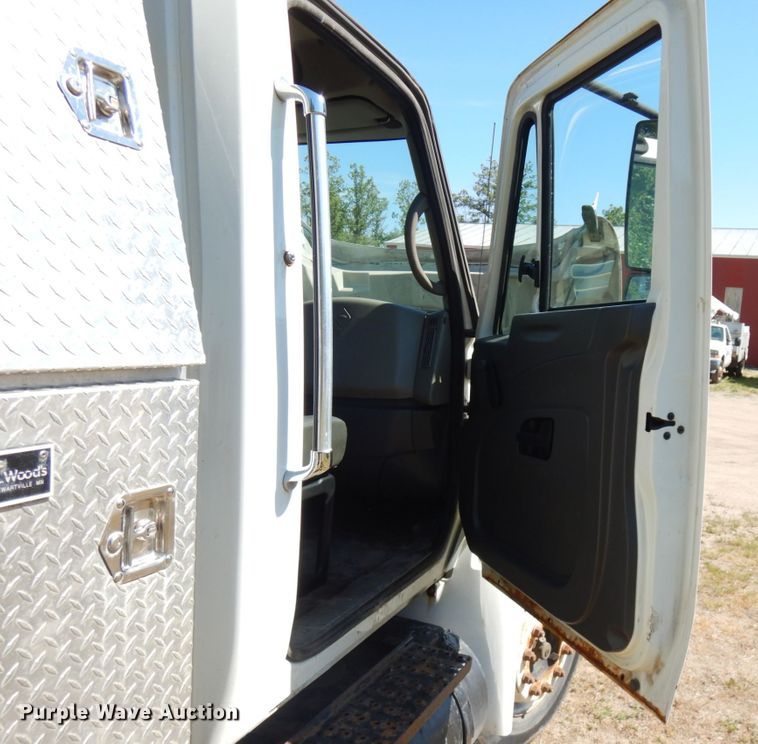 image for item IL9839 2008 International 4300  flatbed truck