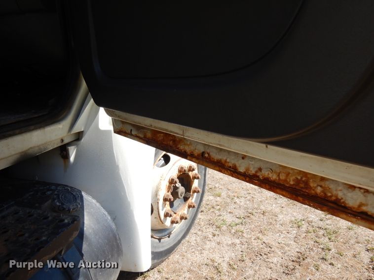 image for item IL9839 2008 International 4300  flatbed truck