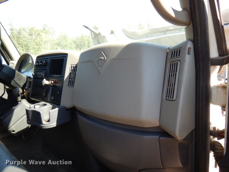 image for item IL9839 2008 International 4300  flatbed truck