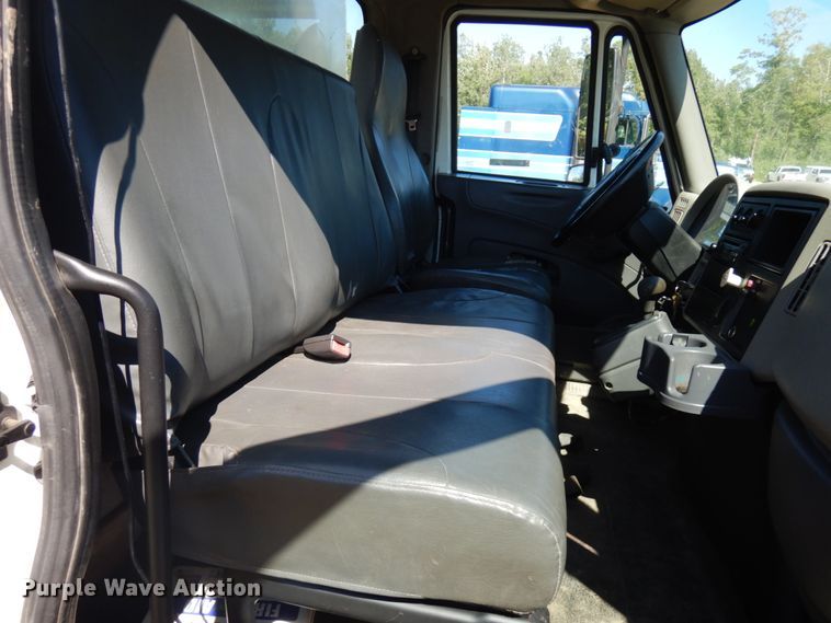 image for item IL9839 2008 International 4300  flatbed truck