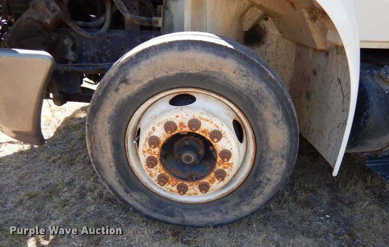 image for item IL9839 2008 International 4300  flatbed truck