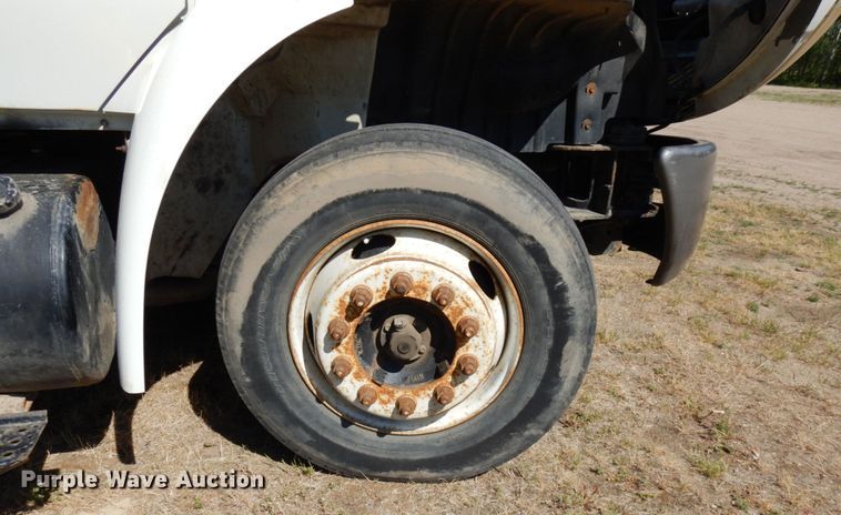 image for item IL9839 2008 International 4300  flatbed truck