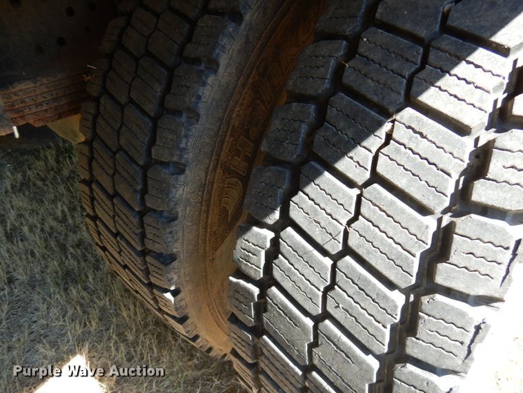 image for item IL9839 2008 International 4300  flatbed truck