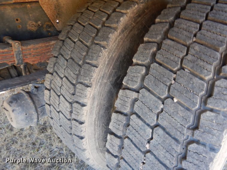 image for item IL9839 2008 International 4300  flatbed truck