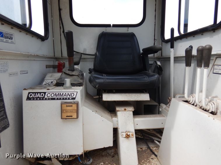 image for item IL9852 2000 Sterling L-Line  digger derrick truck