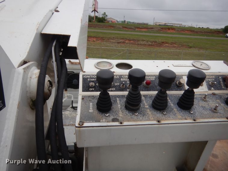 image for item IP9788 2003 Freightliner FL80  digger derrick truck