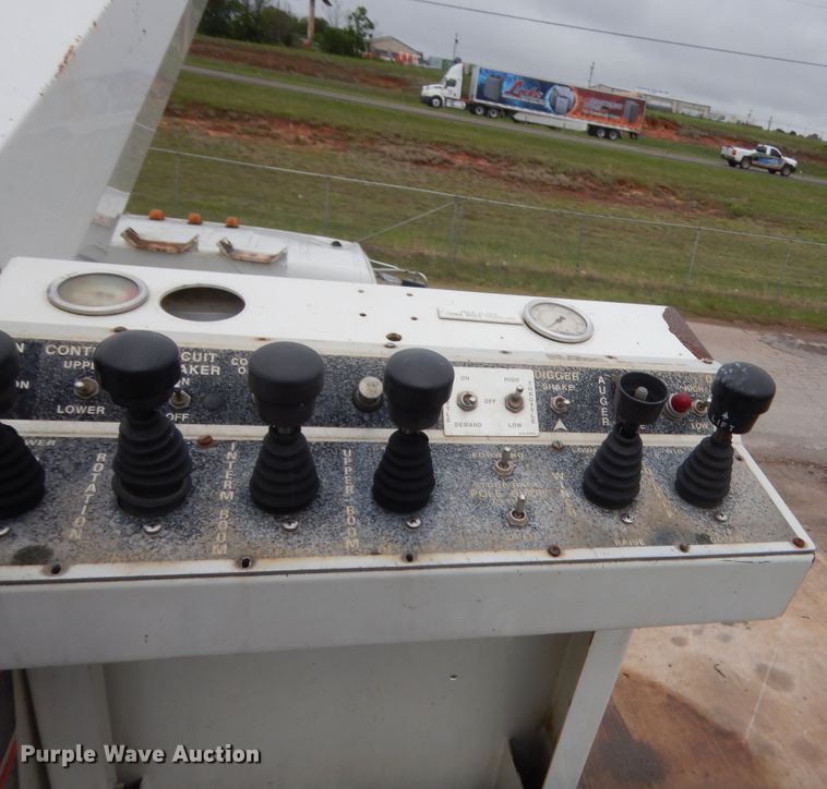 image for item IP9788 2003 Freightliner FL80  digger derrick truck