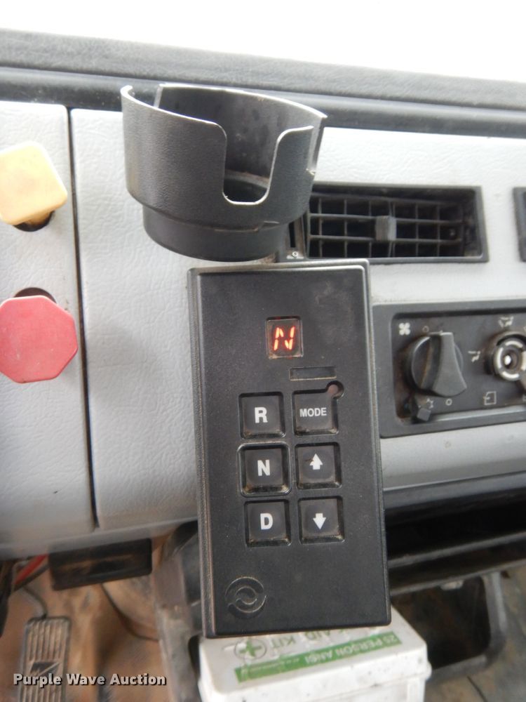 image for item IP9788 2003 Freightliner FL80  digger derrick truck