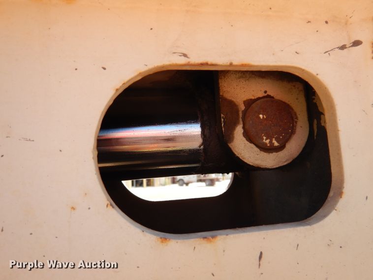 image for item IQ9629 2000 Mack MR688S  pump truck