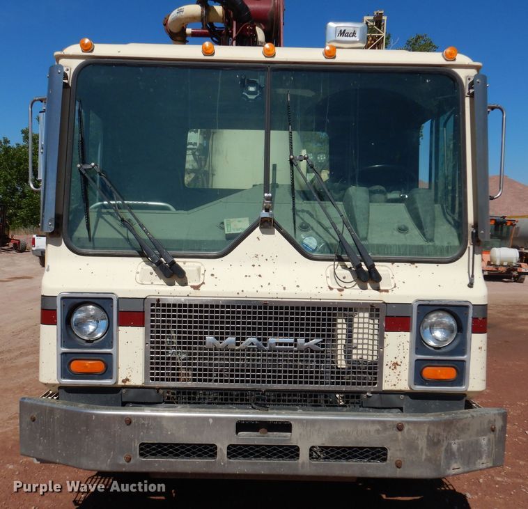 image for item IQ9629 2000 Mack MR688S  pump truck