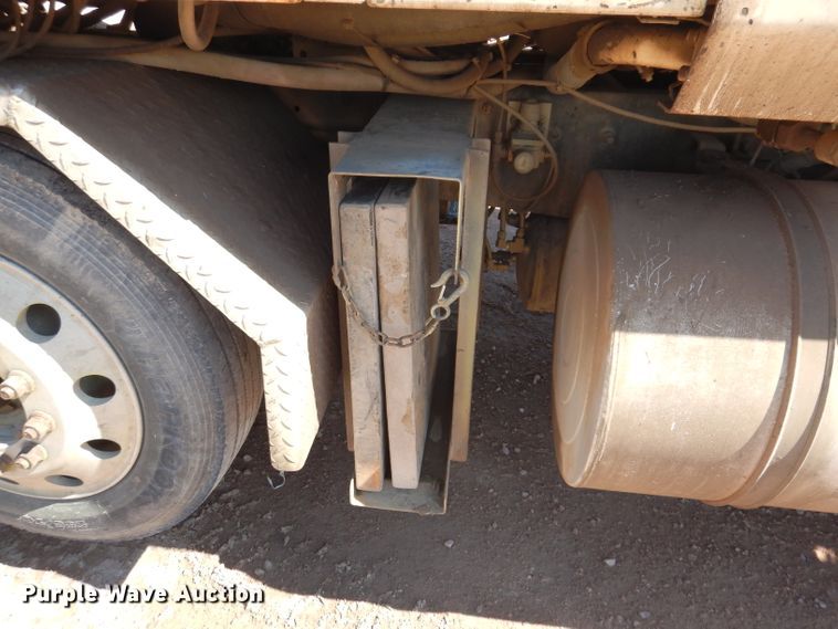 image for item IQ9629 2000 Mack MR688S  pump truck