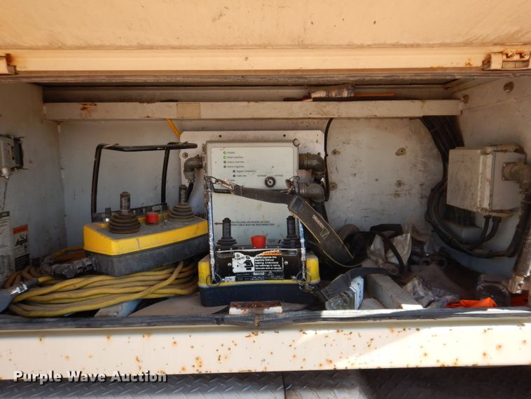image for item IQ9629 2000 Mack MR688S  pump truck