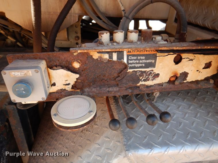 image for item IQ9629 2000 Mack MR688S  pump truck
