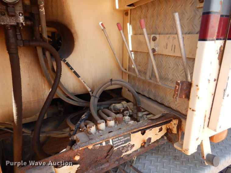 image for item IQ9629 2000 Mack MR688S  pump truck